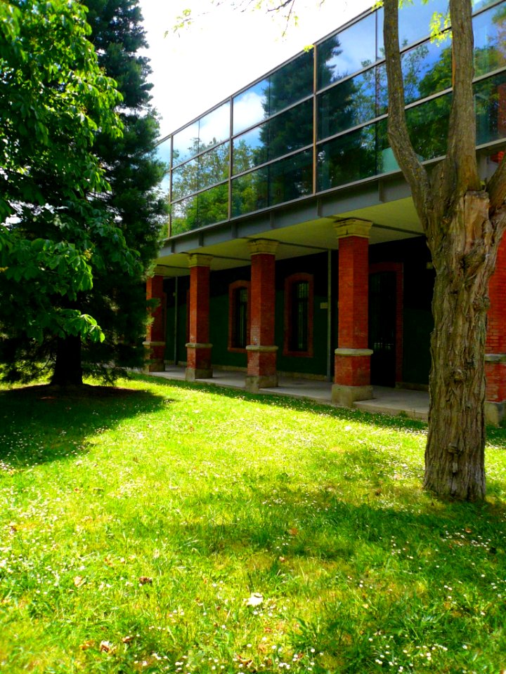Vitoria - Campus Universitario de Álava, Escuela Universitaria de Estudios Empresariales (antiguo Hospital Militar) 6