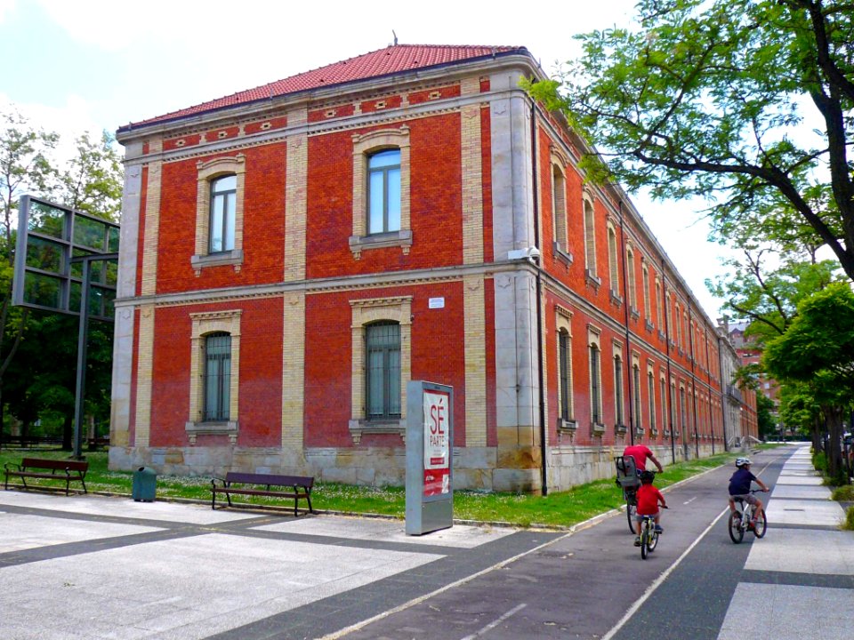 Vitoria - Campus Universitario de Álava, Escuela Universitaria de Estudios Empresariales (antiguo Hospital Militar) 4