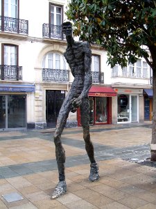 Vitoria - Calle Dato, El Caminante 3