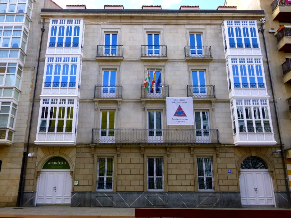 Vitoria - Calle Prado, sere del Ararteko (Defensor del Pueblo Vasco) 2