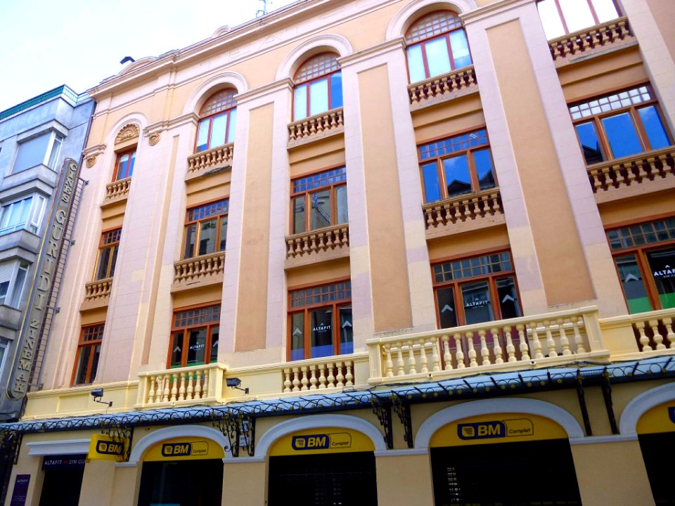 Vitoria - Calle de San Prudencio, antiguos Cines Guridi