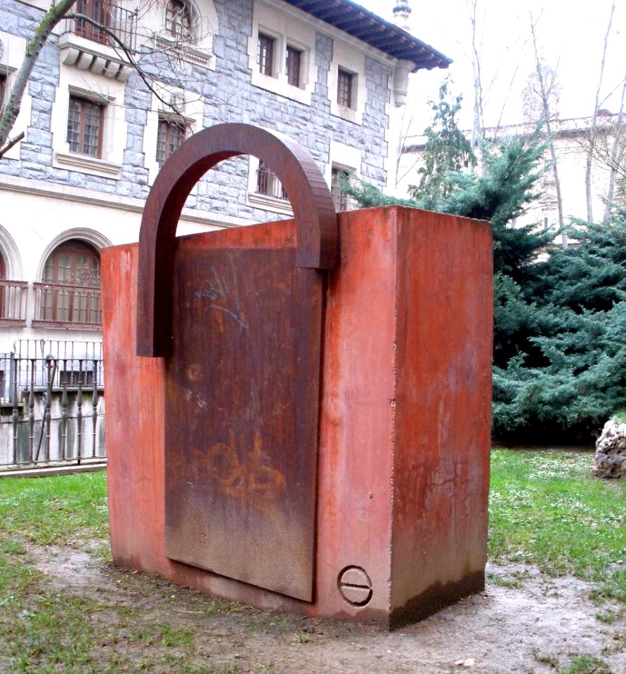 Vitoria - Escultura 'Atea', de Enrique Arrate Gamarra (1993)
