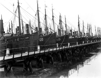 Vissersschepen aan de steiger in de haven van IJmuiden, Bestanddeelnr 252-0666