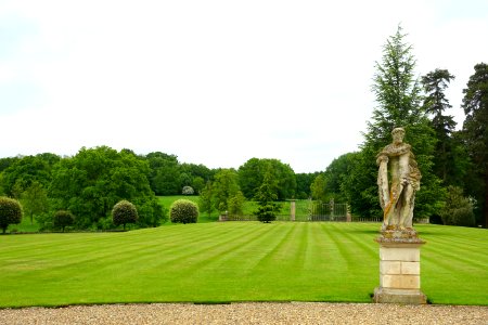 Vista with garden statue - Buscot Park Gardens - Oxfordshire, England - DSC00246