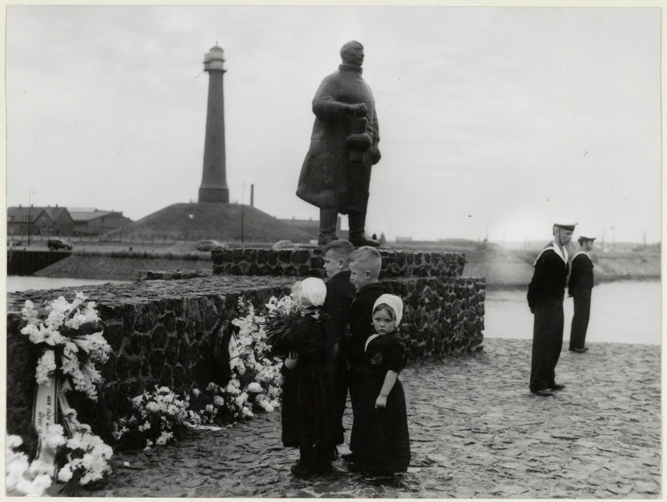 Vissersmonument aan de Kop van de Haven. NL-HlmNHA 54010290