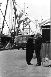 Vissersboten in haven van Urk en Urker in klederdracht, Bestanddeelnr 928-6214