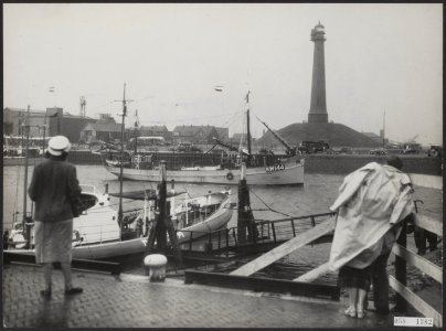 Vissersschip, de Katwijk 144 ms, vertrekt uit de haven van IJmuiden - Bestanddeelnr 058-1382