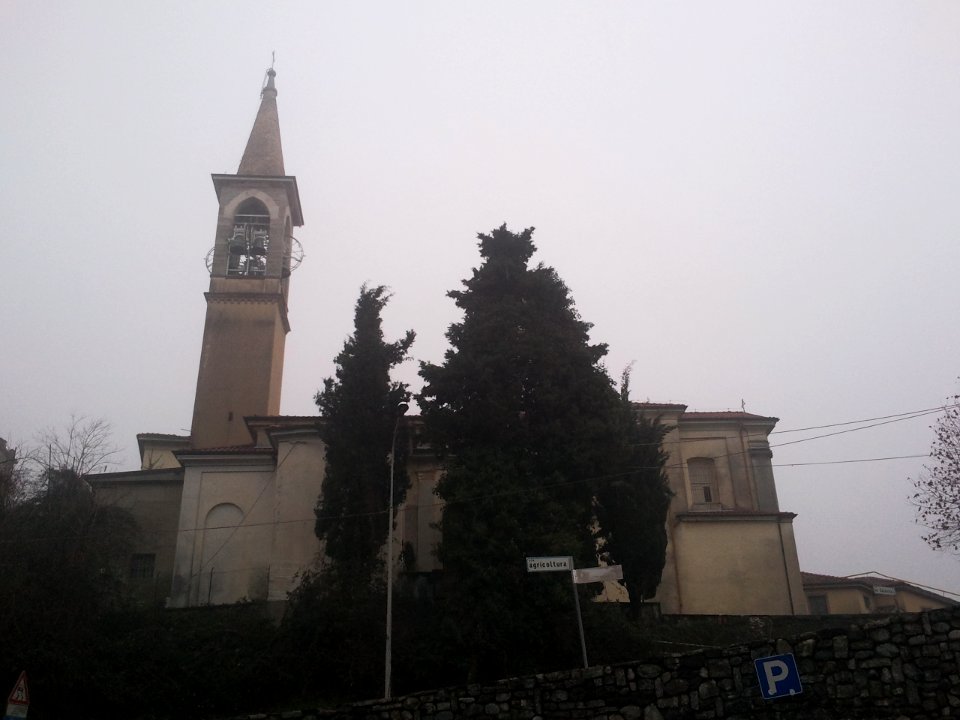 Vista laterale della chiesa di Celana