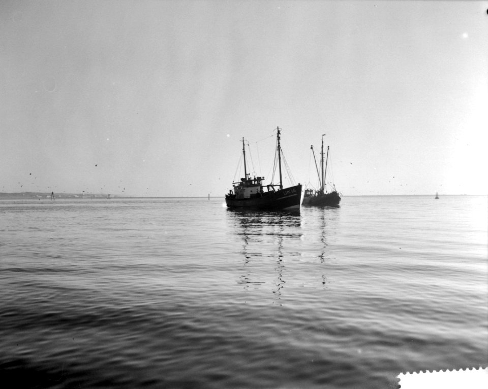 Vissersvaartuig UK15 komt op eigen kracht los van de Noorderpier te IJmuiden, Bestanddeelnr 912-1105