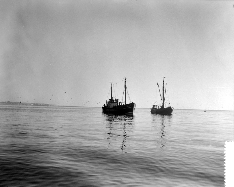 Vissersvaartuig UK15 komt op eigen kracht los van de Noorderpier te IJmuiden, Bestanddeelnr 912-1104