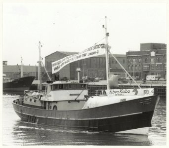 Visserskotter met spandoek tegen privatisering van de visserij. NL-HlmNHA 54015694
