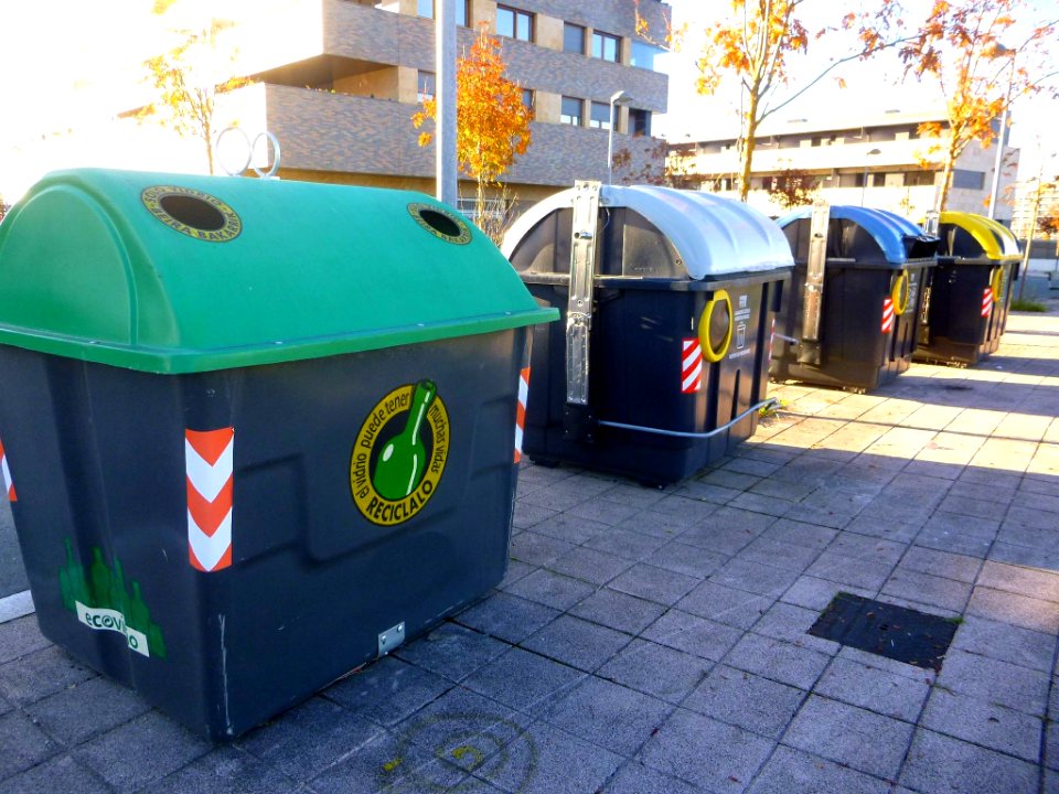 Vitoria - contenedores de reciclaje en Armentia