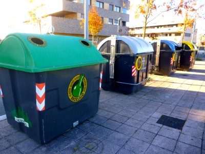 Vitoria - contenedores de reciclaje en Armentia
