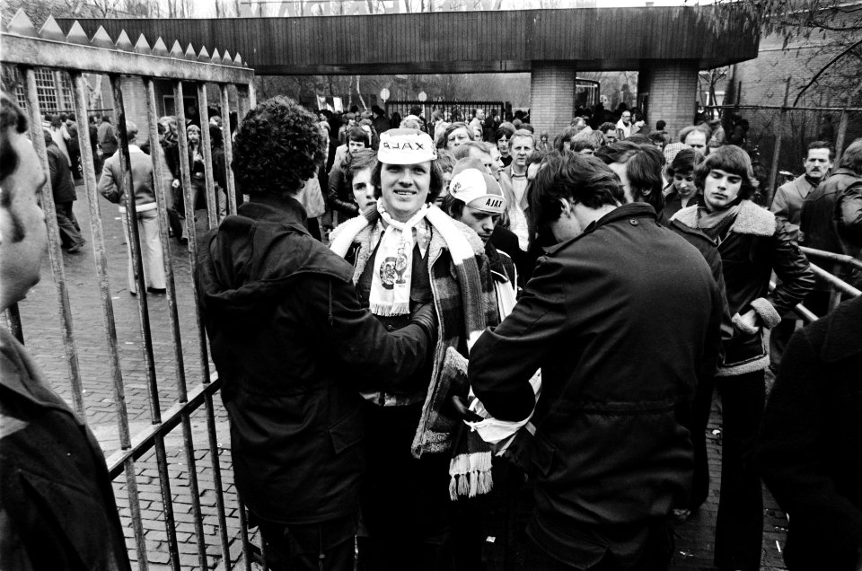 Volendam tegen Ajax 1-6, rijkspolitie van mobiele eenheid fouilleert supporters, Bestanddeelnr 929-6183