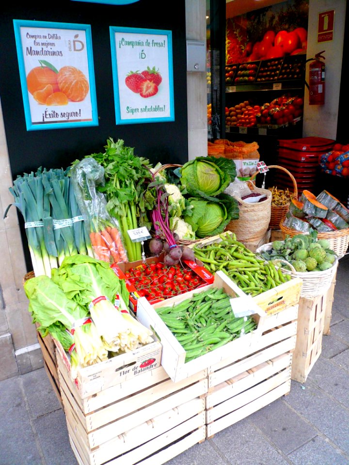 Vitoria - Frutería y verdulería en la calle del Prado