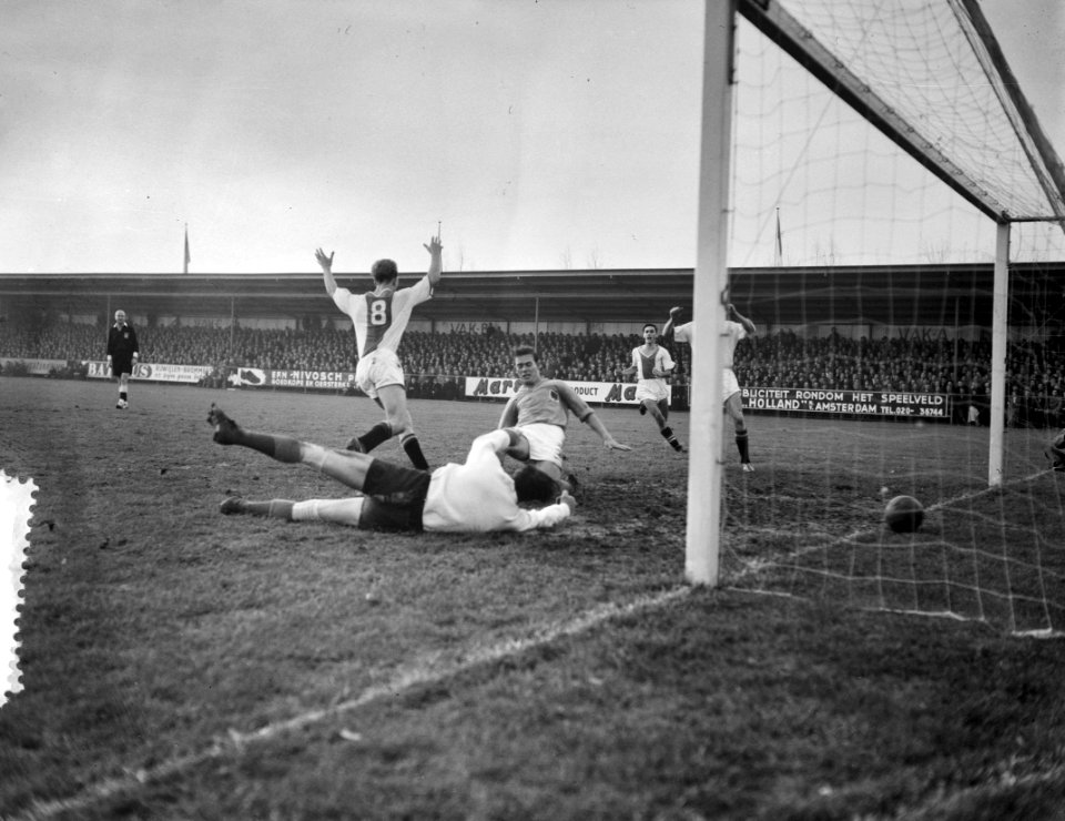 Volendam tegen Ajax 0-3, Henk Groot (Ajax) maakt 0-3, Bestanddeelnr 910-8394