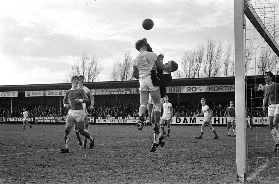 Volendam tegen AZ 67 1-0. Keeper Schouten in duel met Kras, Bestanddeelnr 921-1899