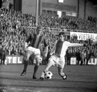 Voetballer Dijkstra (DWS) in duel met Cruijff (Ajax), Bestanddeelnr 918-3523