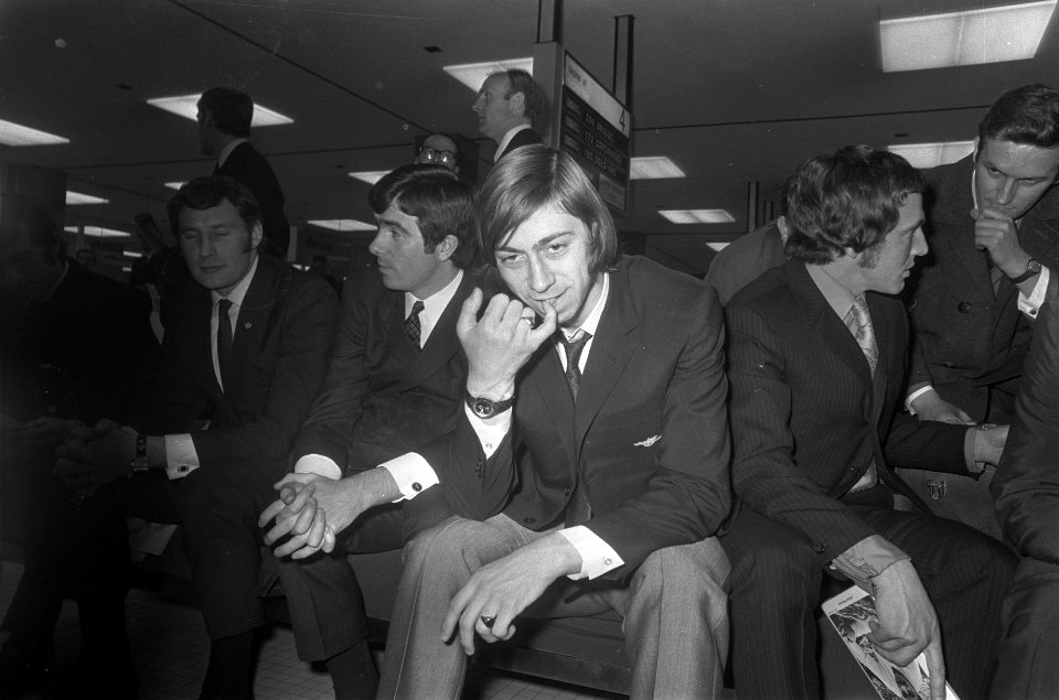 Voetballer Charlie George op een bank op Schiphol, Bestanddeelnr 923-4382