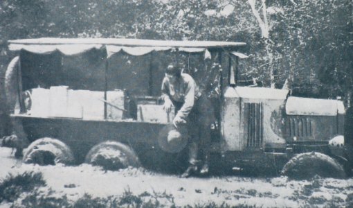 Voiture de Roger Courteville embourbée en amérique latine, v1926