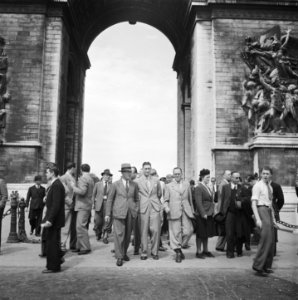 Voetbalinterland Frankrijk-Nederland . Kranslegging door het Nederlands Elftal b, Bestanddeelnr 902-1833