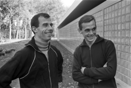 Voetballer Coen Moulijn (l.) met de nieuweling Miel Pijs (r.) van PSV, Bestanddeelnr 918-3993