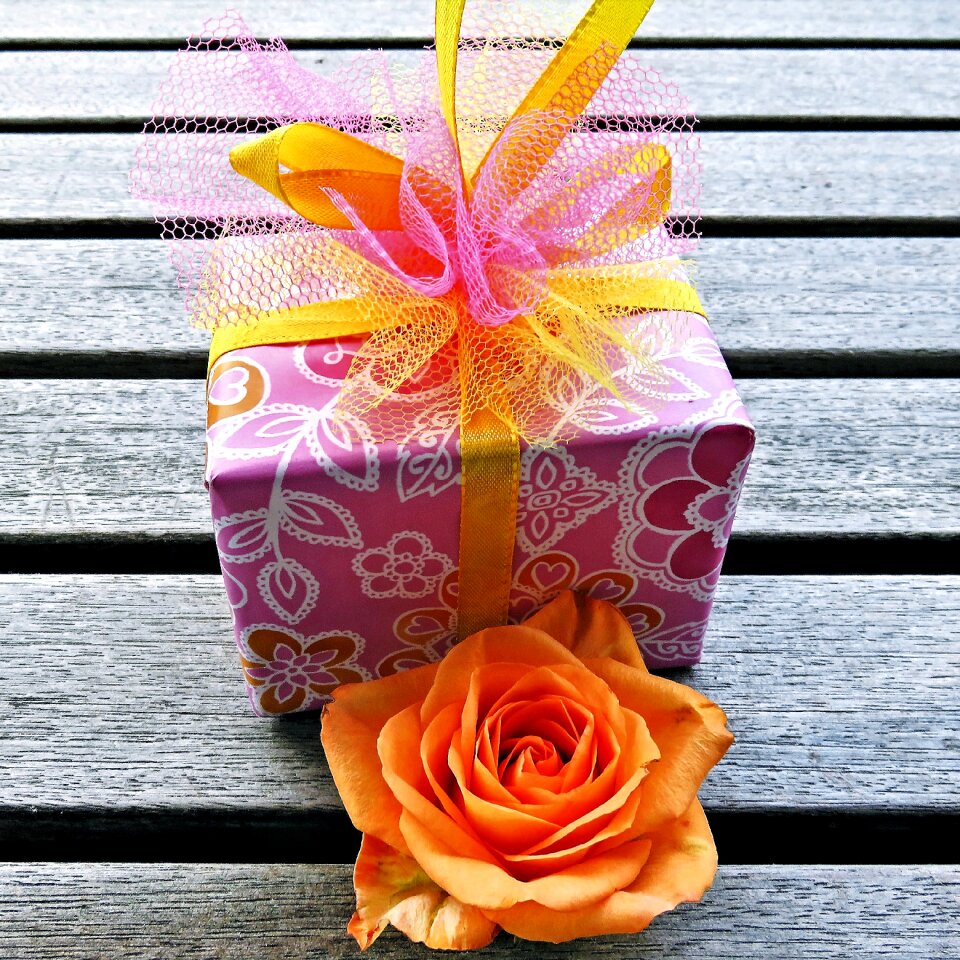 Wrapping paper loop flower