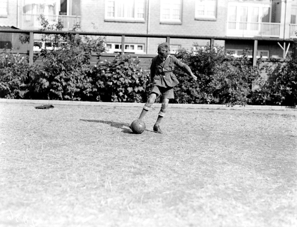 Voetballende jongen van de Daltonschool in Amsterdam, Bestanddeelnr 189-0137