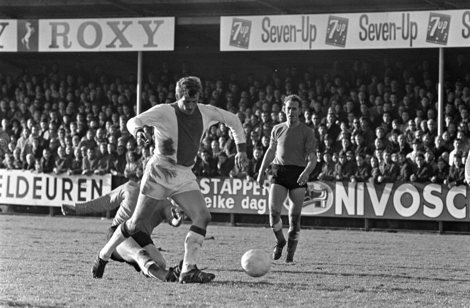 Volendam tegen Ajax 1-4, Piet Keizer in duel met Karreg, Bestanddeelnr 921-0251