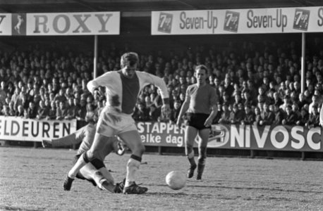 Volendam tegen Ajax 1-4, Piet Keizer in duel met Karreg, Bestanddeelnr 921-0251