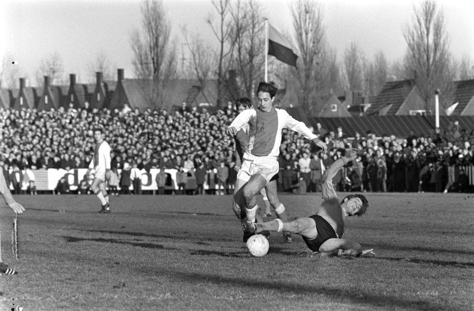 Volendam tegen Ajax 1-4, Johan Cruijff passeert verdediger Volendam, Bestanddeelnr 921-0250