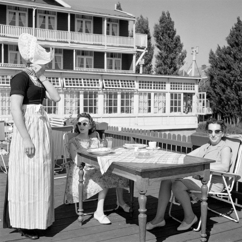 Volendam. Een medewerkster van Hotel Spaander bedient in klederdracht klanten (r, Bestanddeelnr 254-3991