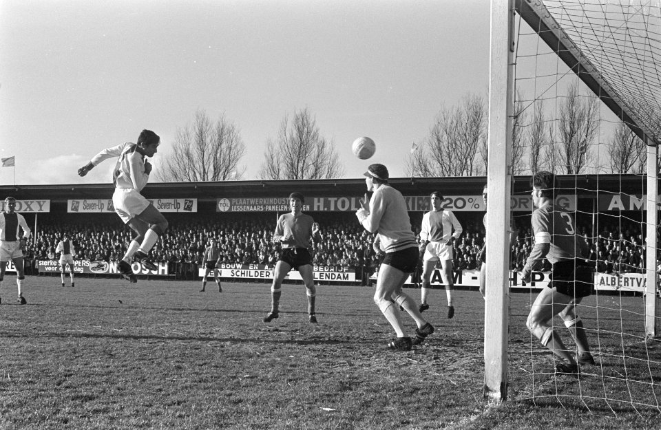 Volendam tegen Ajax 1-4, Sjaak Swart scoort, Bestanddeelnr 921-0253