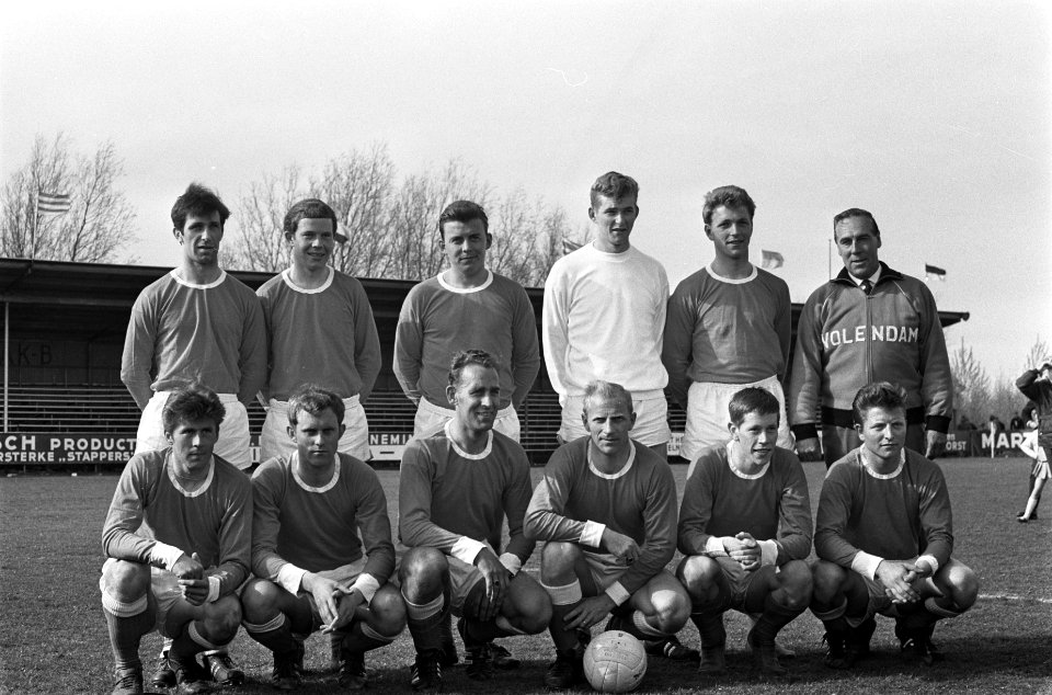 Volendam naar Eredivisie, elftal Volendam. Geheel rechts staand, trainer Ron Del, Bestanddeelnr 920-2828