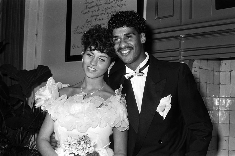 Voetballer Frank Rijkaard trouwt met Carmen Sandries Frank met in zijn armen C, Bestanddeelnr 933-4515