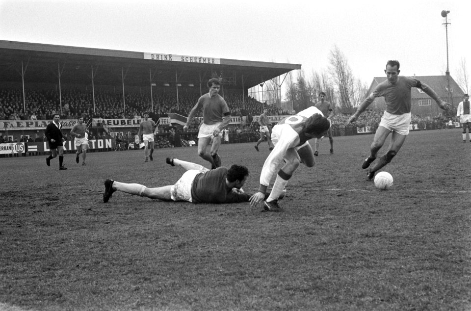 Volendam tegen Ajax 0-2 doelman de Ruiter (Volendam) op de grond, midden Cruijff, Bestanddeelnr 922-2465