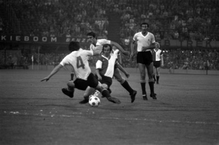 Voetballer Coen Moulijn (m) in actie tegen Uruguay, Bestanddeelnr 925-6578