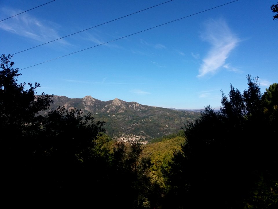 Volcan de Jaujac - Vue sur Jaujac depuis le belvédère de la crête