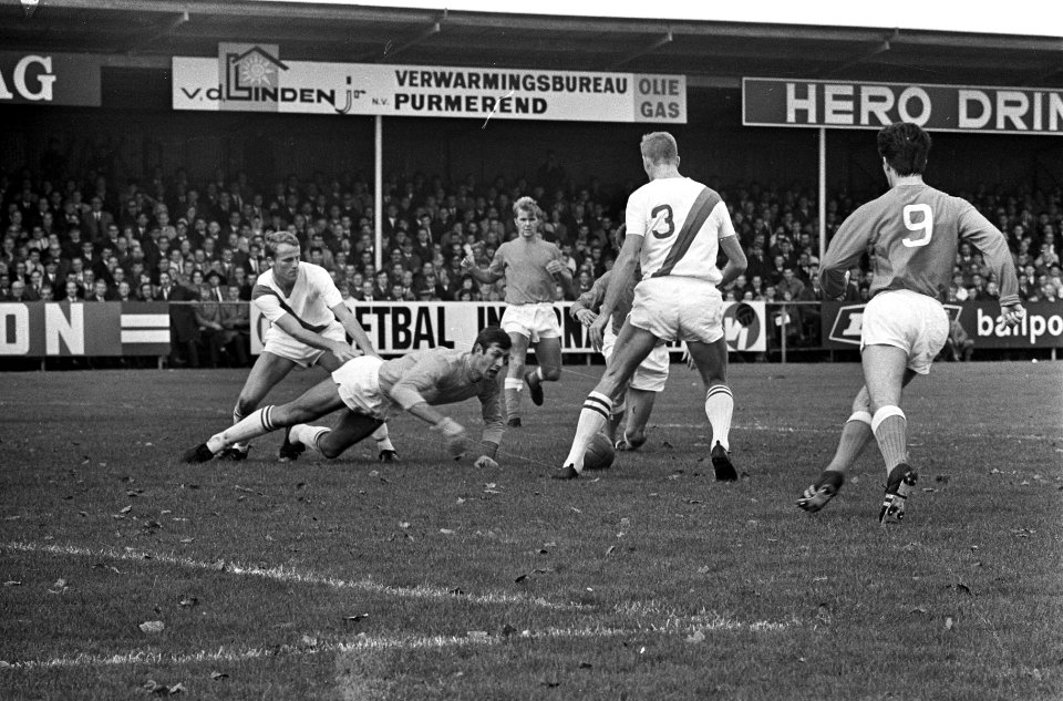 Volendam tegen ADO 0-0. Keeper Thie maakt snoekduik voor aanstormende Pelk, link, Bestanddeelnr 920-7471
