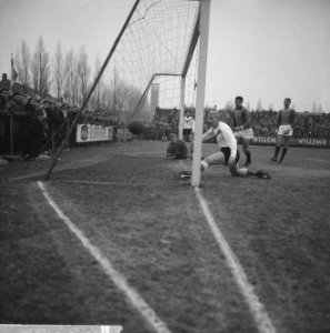 Volendam tegen ADO 2-2, Dick Tol scoort derde doelpunt dat afgekeurd werd, Bestanddeelnr 915-9368