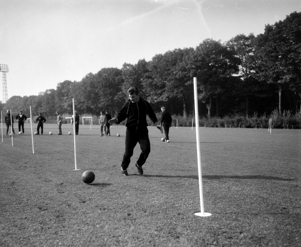 Voetballer Co Prins tijdens de training, Bestanddeelnr 918-3106