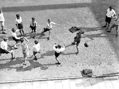 Voetballende jongens van de Daltonschool in Amsterdam, Bestanddeelnr 189-0135