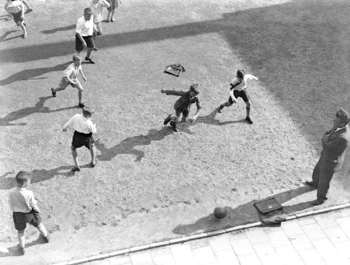 Voetballende jongens van de Daltonschool in Amsterdam, Bestanddeelnr 189-0140