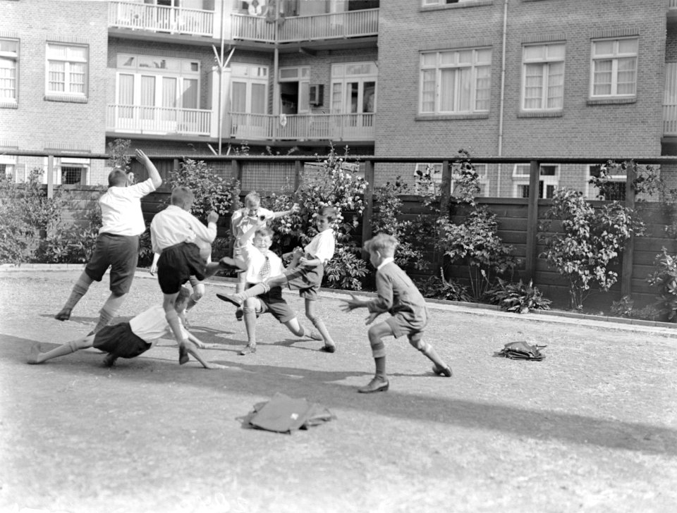 Voetballende jongens van de Daltonschool in Amsterdam, Bestanddeelnr 189-0141