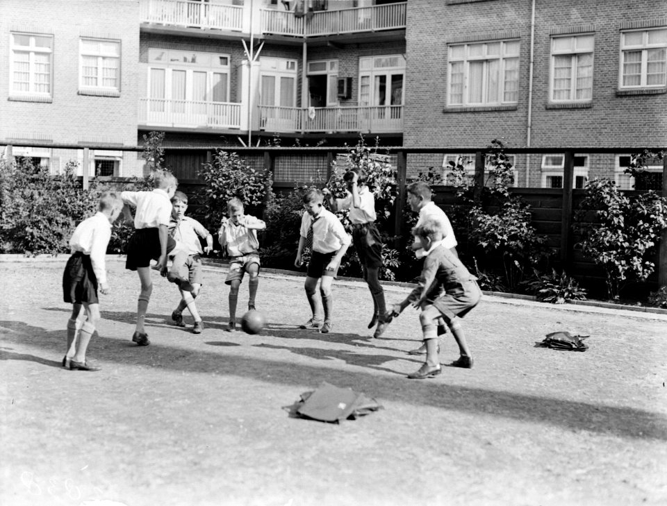 Voetballende jongens van de Daltonschool in Amsterdam, Bestanddeelnr 189-0139