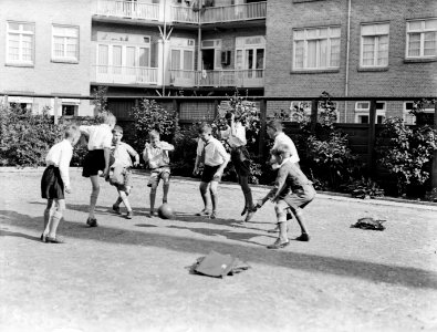 Voetballende jongens van de Daltonschool in Amsterdam, Bestanddeelnr 189-0139
