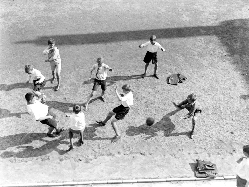 Voetballende jongens van de Daltonschool in Amsterdam, Bestanddeelnr 189-0133
