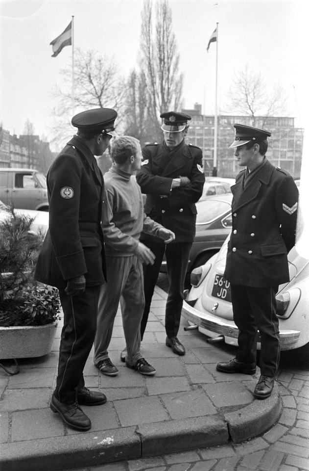 Voetballer Jimmy Johnstone in gesprek met politieagenten, Bestanddeelnr 924-3394