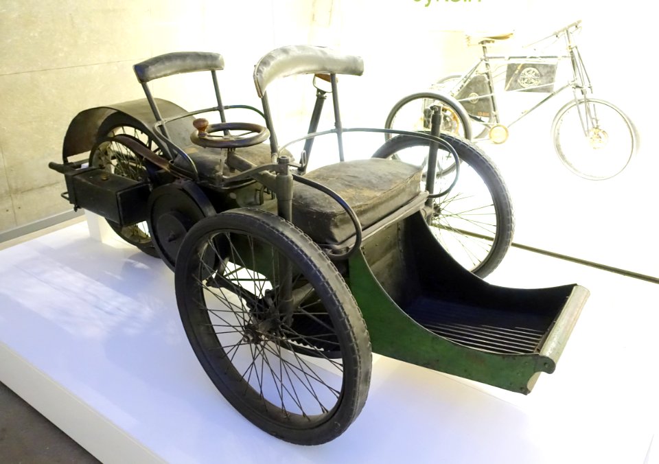Voiturette, three-wheeled car, Léon Bollée, 1897, TM6831, view 3 - Tekniska museet - Stockholm, Sweden - DSC01463