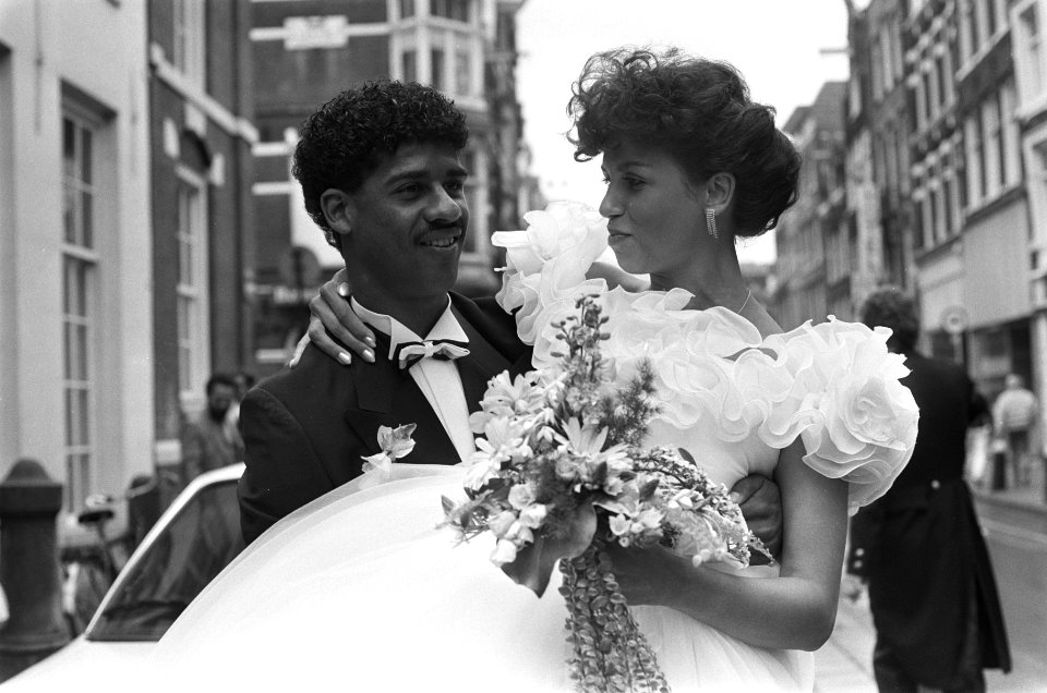 Voetballer Frank Rijkaard trouwt met Carmen Sandries Frank met in zijn armen C, Bestanddeelnr 933-4514